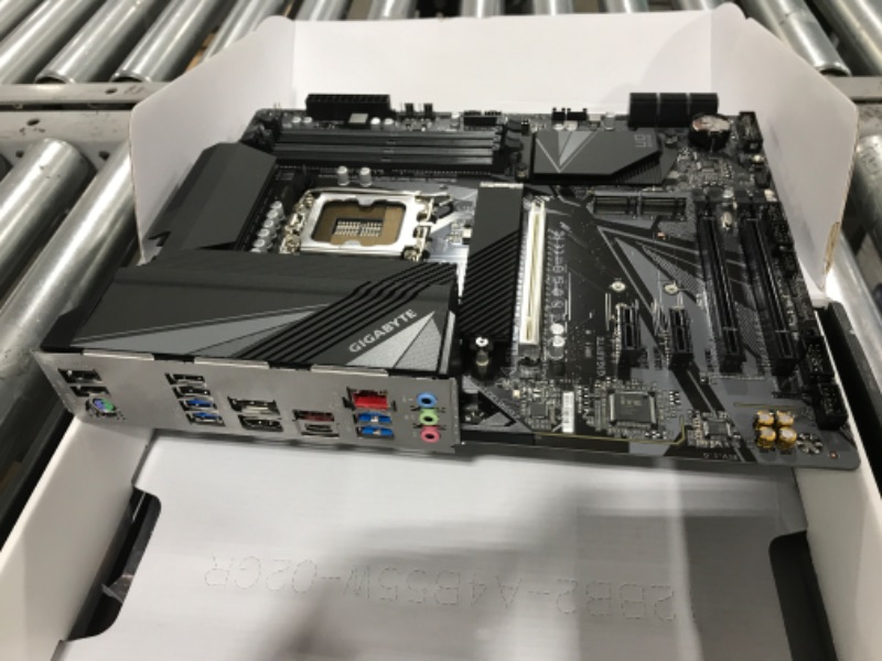 Photo 2 of GIGABYTE Z690 UD AX DDR4 (LGA 1700/ Intel Z690/ ATX/ DDR4/ Triple M.2/ PCIe 5.0/ USB 3.2 Gen2X2/ Type-C/WiFi 6/2.5GbE LAN/Motherboard) Z690 Z690 UD AX DDR4 Bundle