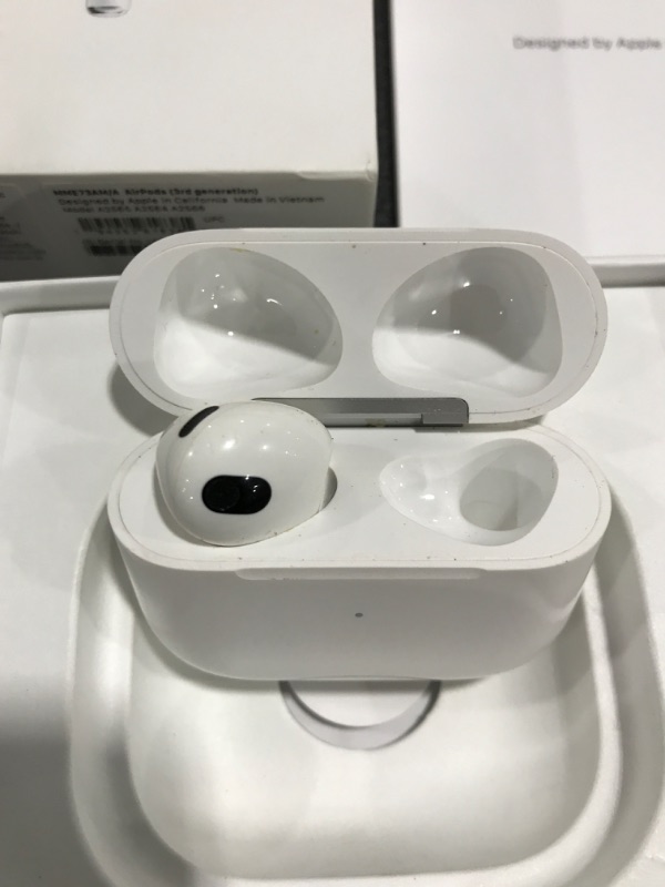 Photo 3 of Apple AirPods (3rd Generation) Wireless Earbuds with MagSafe Charging Case. Spatial Audio, Sweat and Water Resistant, Up to 30 Hours of Battery Life. Bluetooth Headphones for iPhone. PRIOR USE. MISSING 1 EARBUD. 