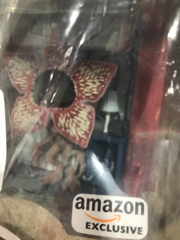 Photo 3 of Funko Pop! Deluxe: Stranger Things Build A Scene - Demogorgon (Amazon Exclusive) Figure 2 of 4
