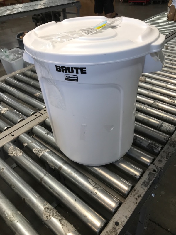 Photo 2 of Rubbermaid Commercial BRUTE Container with Venting Channels and Lid, White, 10 Gallon, (FG261000WHT & FG260900WHT )
