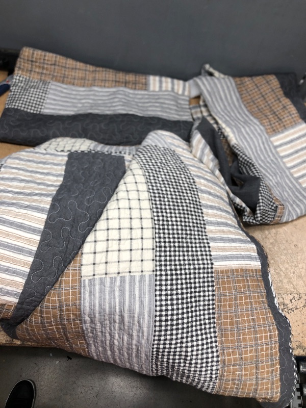 Photo 3 of * LIKE NEW** PERHOM Quilt King Size - 100% Cotton King Quilt Sets, Cozy Patchwork Plaid King Size Quilt Bedding Set, Grey Brown Beige Lightweight Rustic Farmhouse Reversible King Bedspreads for All Seasons
