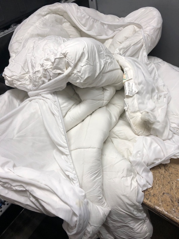 Photo 2 of *** USED NEEDS TO BE WASHED *** EASELAND Queen Size Mattress Pad Pillow Top Mattress Cover Quilted Fitted Mattress Protector Cotton Top 8-21" Deep Pocket Cooling Mattress Topper (60x80 Inches, White) Queen White