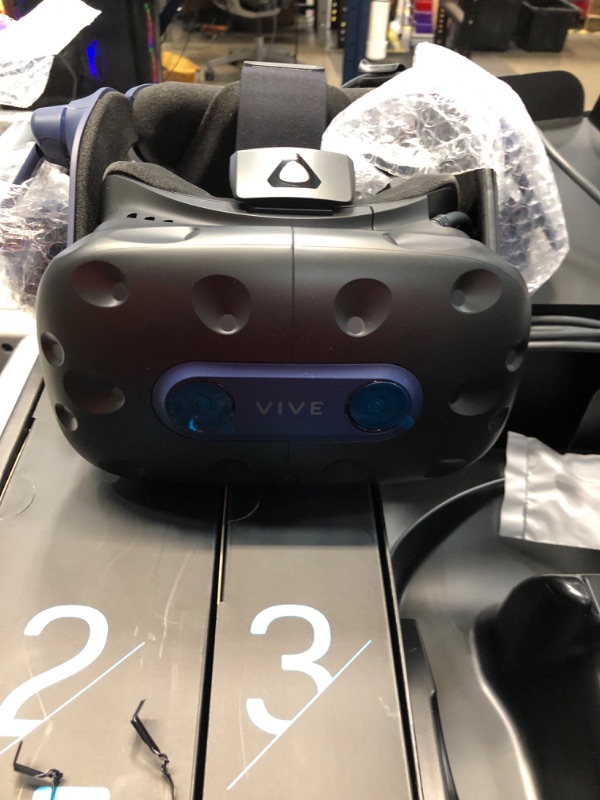 Photo 4 of HTC VIVE Pro 2 Virtual Reality System *DAMAGED*

