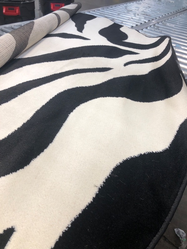 Photo 2 of 8' Round Area Rug White/Black Safari 