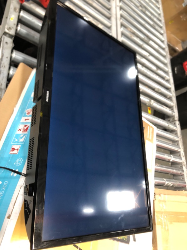 Photo 2 of SAMSUNG 32-inch Class LED Smart FHD TV 1080P (UN32N5300AFXZA, 2018 Model)