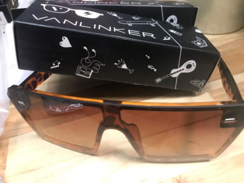 Photo 2 of 2-VANLINKER Big Flat Top Oversized Shield Sunglasses for Women Men Square Rimless Fashion Shades VL9517 C2 Tortoiseshell Frame/Tortoiseshell Lens