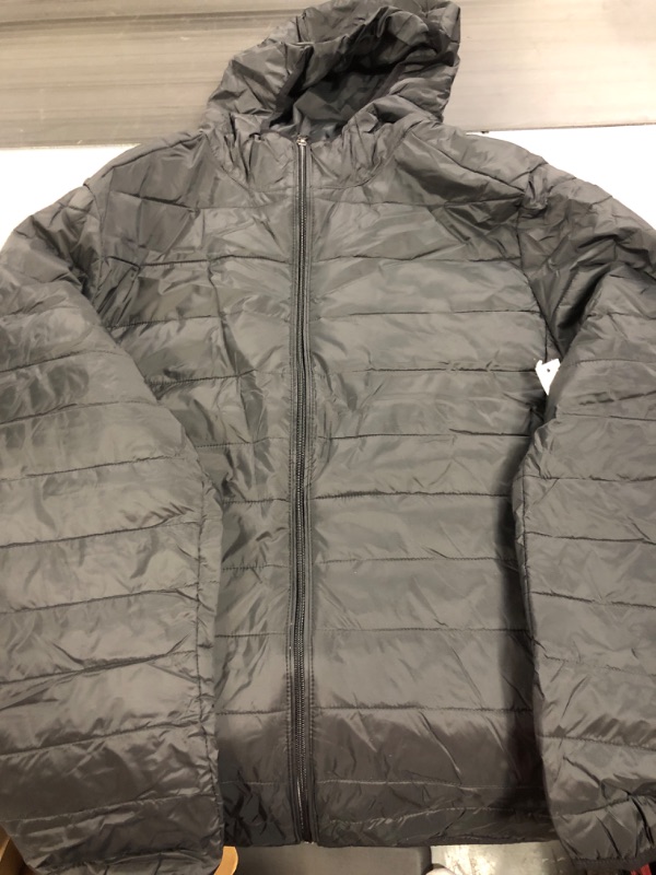 Photo 1 of Amazon Essentials Men's Lightweight Water-Resistant Packable Hooded Puffer Jacket X-Large Black