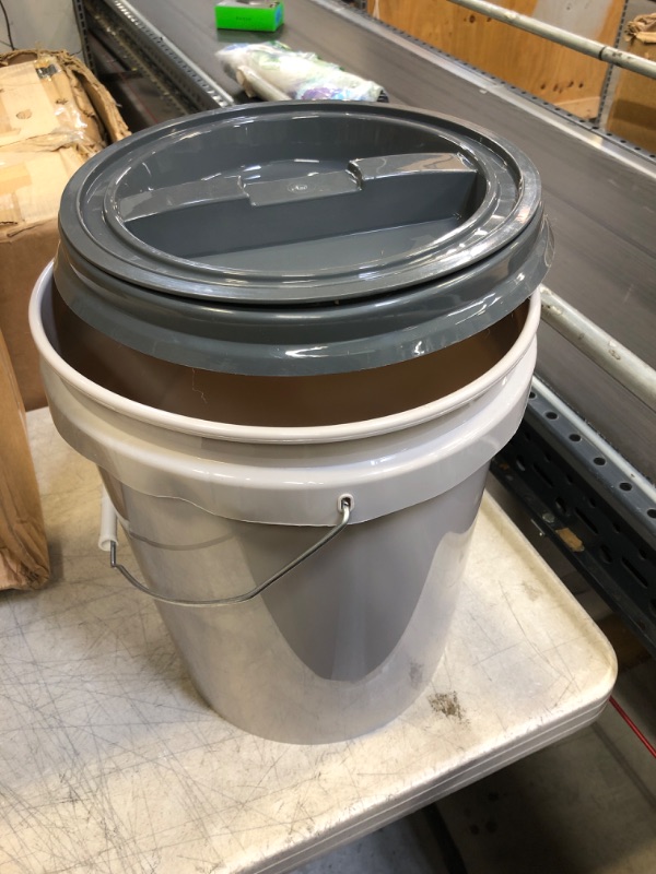 Photo 1 of 5GAL bucket with lid