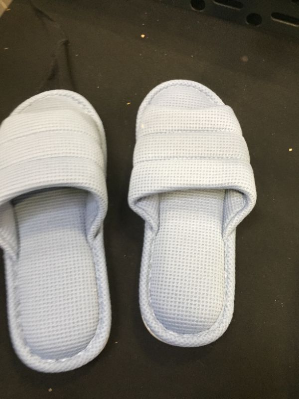 Photo 1 of WOMEN'S SLIPPERS SIZE M 