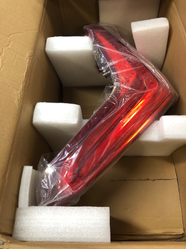 Photo 2 of labwork Passenger Side Tail Light Replacement for 2017-2021 Cadillac XT5 Red Lens Rear Tail Light Brake Lamp Assembly RH Right Side GM2805125