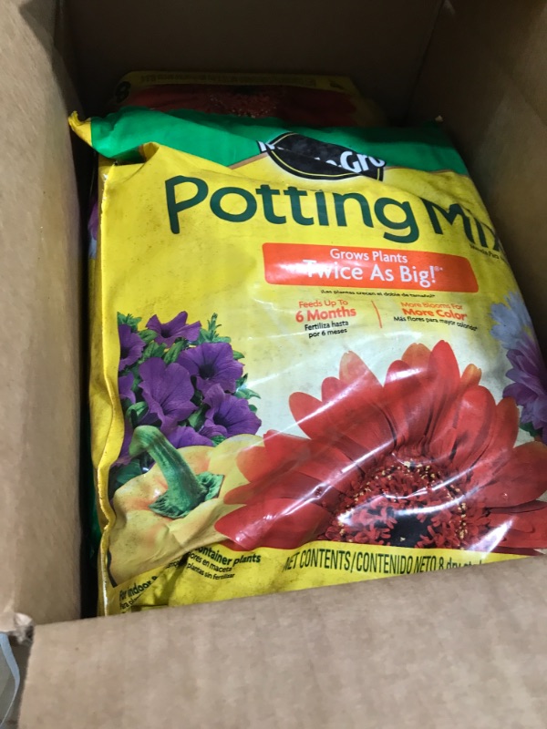 Photo 2 of 2 Miracle-Gro Premium Potting Mix 8qt
