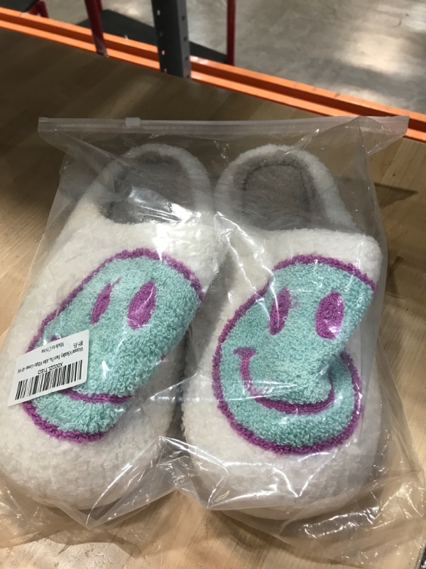 Photo 2 of Cute Smile Face Slippers for Women and Men,Soft Plush Comfy Warm Couple Slip-On House Happy Face Slippers For Winter Indoor Outdoor Smile Slippers Non-slip Fuzzy Flat Slides
size: 43-44