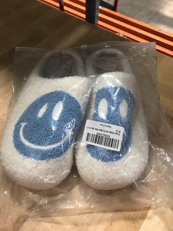 Photo 1 of Cute Smile Face Slippers for Women and Men,Soft Plush Comfy Warm Couple Slip-On House Happy Face Slippers For Winter Indoor Outdoor Smile Slippers Non-slip Fuzzy Flat Slides
size: 41-42