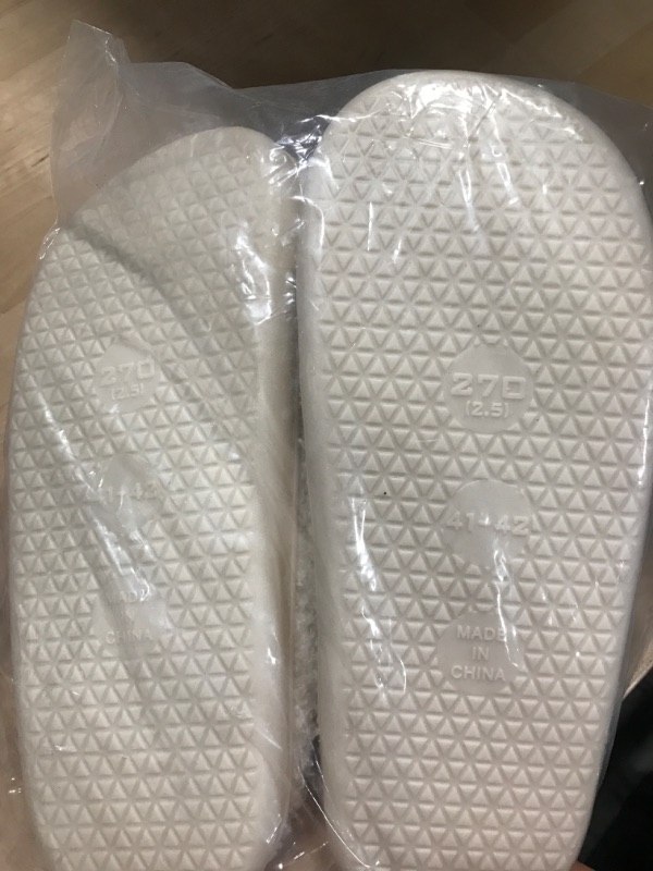 Photo 1 of Cute Smile Face Slippers for Women and Men,Soft Plush Comfy Warm Couple Slip-On House Happy Face Slippers For Winter Indoor Outdoor Smile Slippers Non-slip Fuzzy Flat Slides
size: 41-42