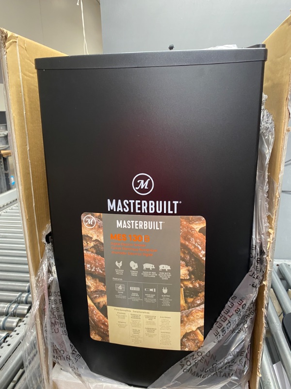 Photo 7 of *WOBBLES** Masterbuilt MB20071117 30" Digital Electric Smoker - Black

