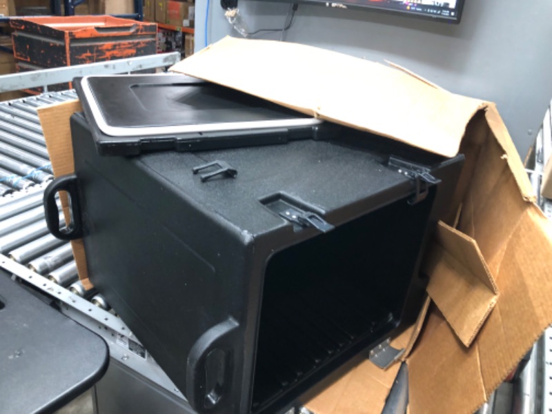 Photo 1 of **ONE LATCH IS BROKEN***
Carlisle PC300N03 Cateraide End-Loading Insulated Food Pan CarrieR.
