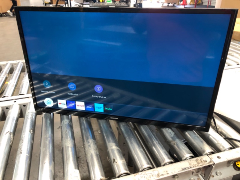 Photo 2 of SAMSUNG 32-inch Class LED Smart FHD TV 1080P (UN32N5300AFXZA, 2018 Model)