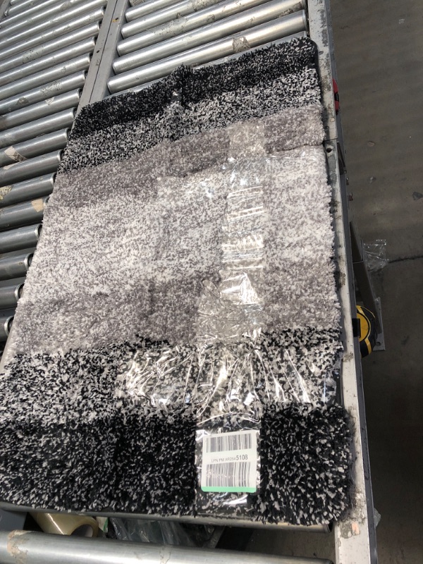 Photo 1 of 2' X 3' PLUSH BLACK, GRAY, WHITE AREA RUG(UNKNOWN BRAND)