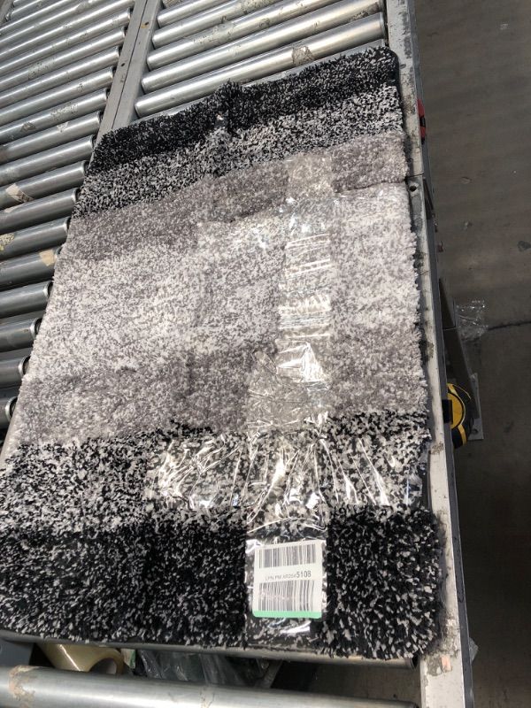 Photo 1 of 2' X 3' PLUSH BLACK, GRAY, WHITE AREA RUG(UNKNOWN BRAND)