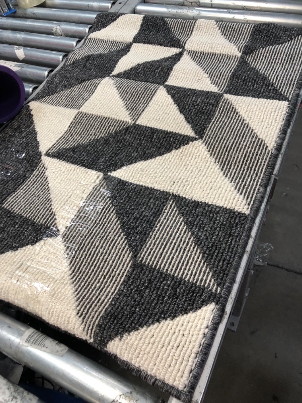 Photo 1 of 2' X 3' CHECKERED AREA RUG(UNKNOWN BRAND