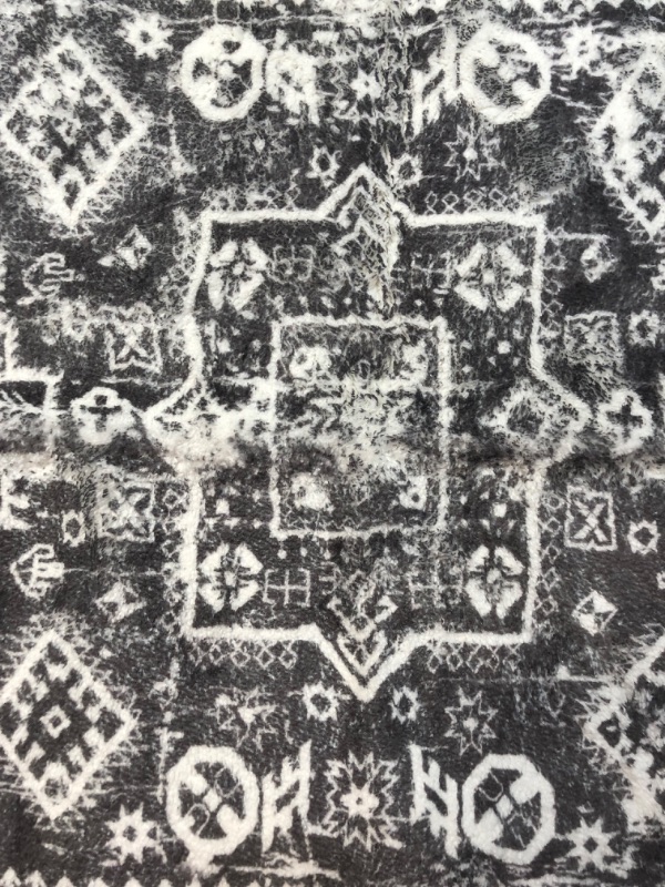 Photo 1 of 2' X 6' AREA RUG(UNKNOWN BRAND)