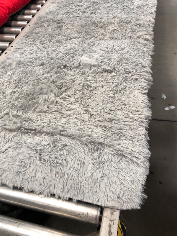 Photo 2 of 2' X 4' PLUSH GRAY AREA RUG(UNKNOWN BRAND)