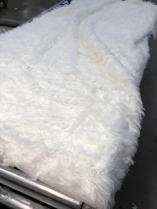 Photo 2 of 8' X 10' WHITE SHEEPSKIN AREA RUG(UNKNOWN BRAND)