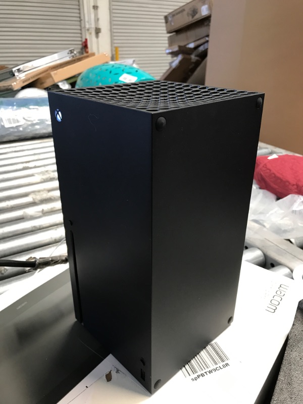 Photo 9 of (POWERS ON BUT DOESNT FUCTION)Microsoft Xbox Series X 1TB SSD Gaming Console - 8X Cores Zen 2 CPU, 12 TFLOPS. RDNA 2 GPU, 16GB. DDR6 RAM, Up to 120 FPS, 8K HDR, 4K UHD
