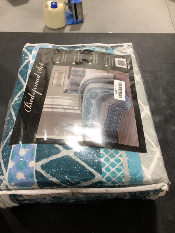 Photo 2 of 3-Piece Oversize (100" X 95") Fine Printed Prewashed Quilt Set Reversible Bedspread Coverlet Full/Queen Size Bed Cover (Turquoise Blue, Grey, White, Navy)