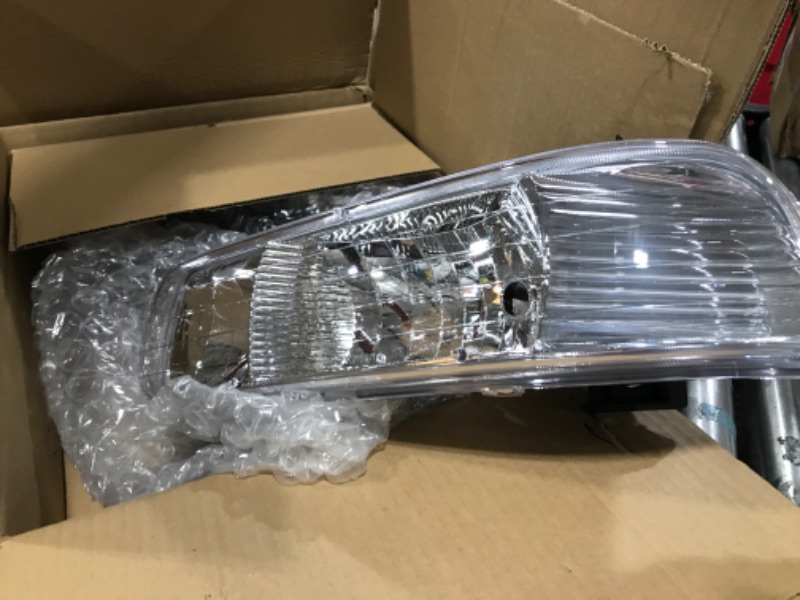 Photo 4 of oEdRo Headlight Assembly Replacement for 1999-2002 Chevy Silverado 1500 2500/01-02 Chevy Silverado 1500HD 2500HD 3500/00-06 Tahoe Suburban 1500 2500 Headlamp with Bumper Light Amber Reflector
