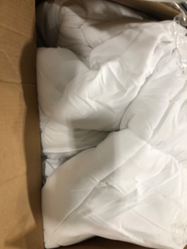 Photo 1 of White Comforter Blanket UNKNOWN SIZE 