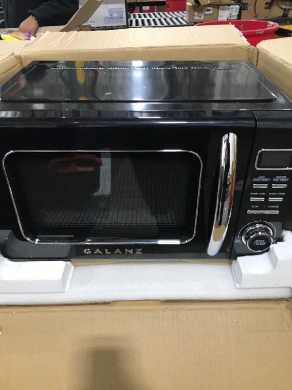 Photo 2 of 0.9 cu. ft. 900-Watt Retro Countertop Microwave in Black
