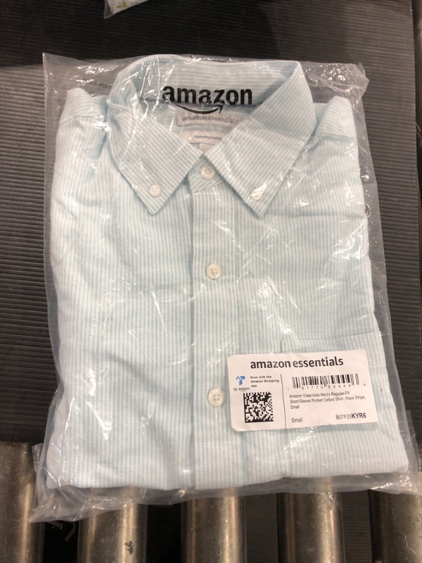 Photo 2 of Amazon Essentials Men's Regular-Fit Short-Sleeve Pocket Oxford Shirt Small
