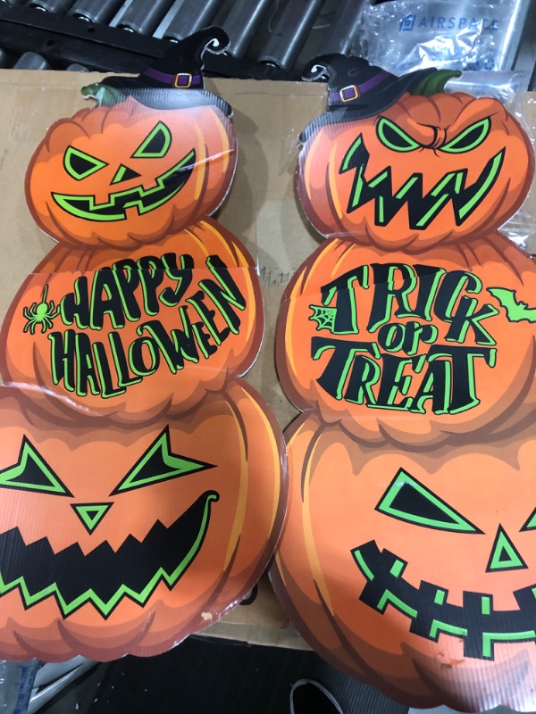 Photo 1 of 2 Set Halloween Yard Sign Stake Decorations Fluorescent Halloween Pumpkin Yard with LED String Light Reflective Trick or Treat Pumpkin Lawn Sign for Halloween Party Garden Lawn Yard Outdoor Decor