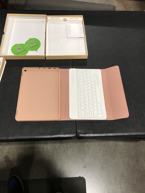 Photo 1 of Tablet Case w/ Wireless Keyboard UNKNOWN MODEL