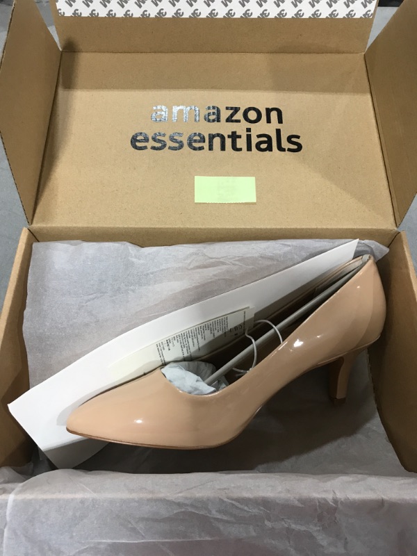 Photo 2 of Amazon Essentials Women's Round Toe Medium Heel Pump, 9.5 Blush