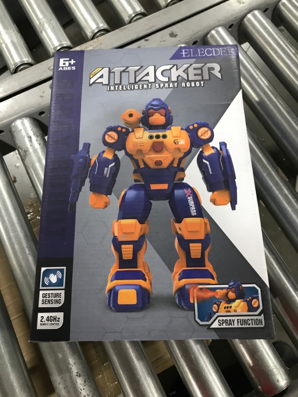 Photo 1 of 12" ATTACKER INTELLIGENT SPRAY ROBOT / Talks, Dances, Battery Operated (KR)
