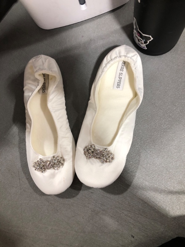 Photo 1 of (L/G 8-9)-White womens slippers 