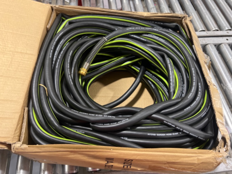 Photo 2 of 200 ft Hybrid Garden Hose–No Kink,Heavy Duty,Long Lightweigh Flexible,Leakproof RV Water Hose–5/8 in ID,3/4"Solid Brass Connectors-Rubber Car Hoses Pipe for Outdoor Watering,600 Burst PSI 200ft black-green