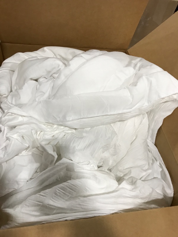 Photo 1 of 
White Overthrow sheet blanket (Unknown size)