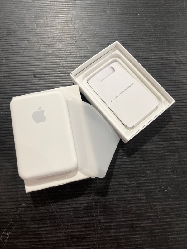 Photo 2 of Apple - MagSafe Battery Pack - White
