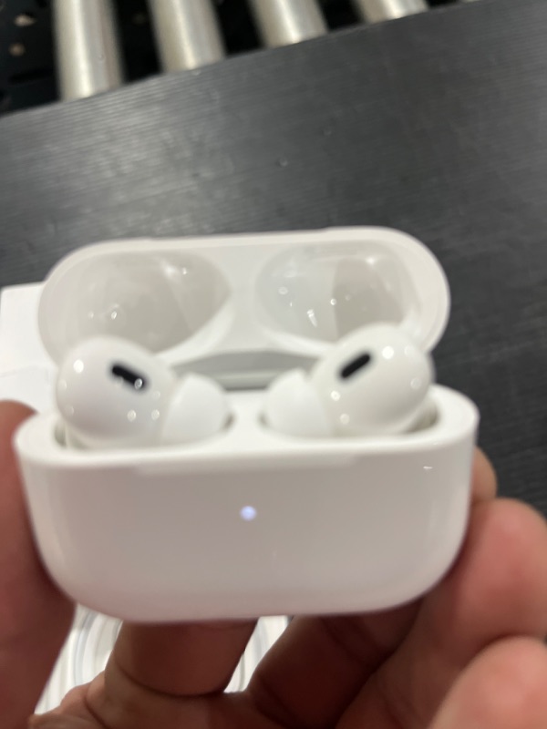 Photo 2 of Apple AirPods Pro (2nd Generation)
