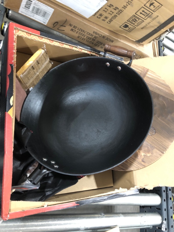 Photo 2 of WANGYUANJI Cast Iron Wok Pan 14.2" Large Wok Stir Fry Pan Flat Bottom with Wood Handle and Lid,Suitable for All Cooktopst, Uncoated Chinese wok with Free Dishcloth and Sponge 14.21" Black