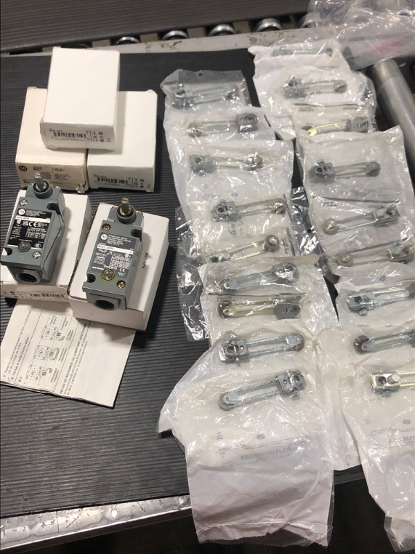 Photo 1 of 802T-AP Limit Switch, NEMA Type 4/13 Oiltight, Plug-in, Lever Type, Spring Return WITH LIGHT INDICATOR  - 5 PIECES //
802T Series Limit Switch for Use with 802T Limit Switch - 18 PIECES  //