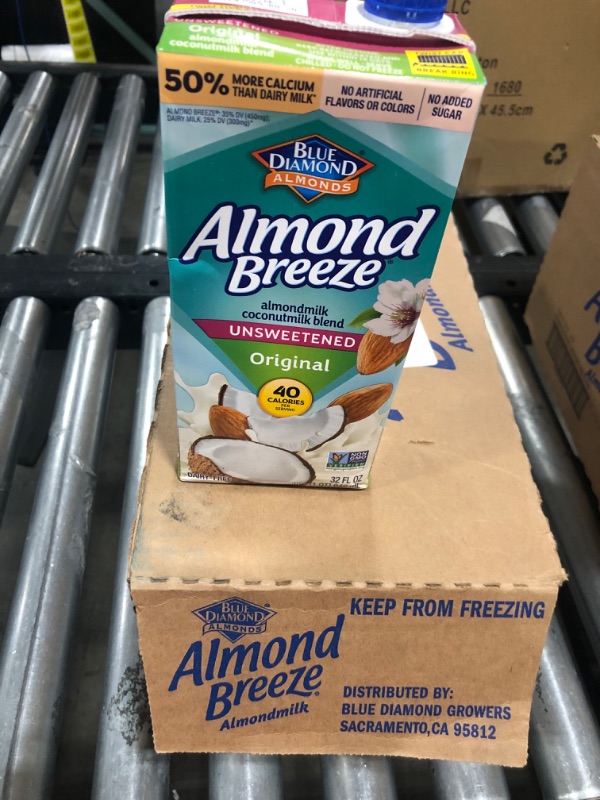 Photo 1 of Almond Breeze Dairy Free Almondmilk Blend, Almond Coconut, Unsweetened Original, 32 Fl Oz (Pack of 12) EXP-- OCT/03/2023
