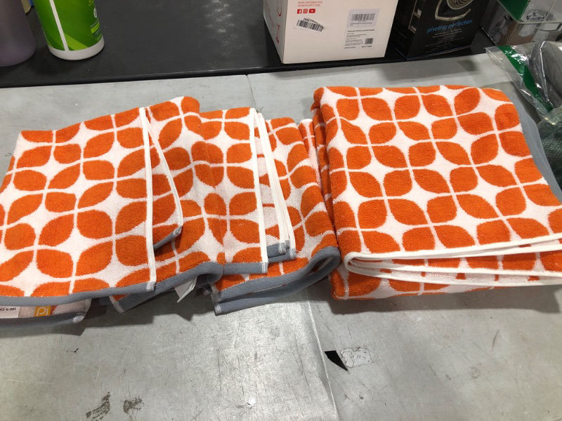 Photo 1 of 2 body towels and 4 small/hand towels