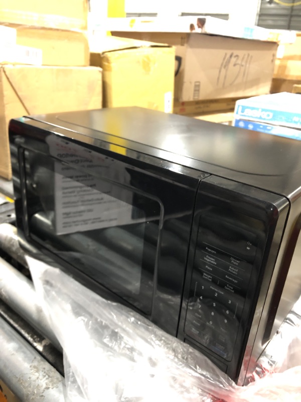 Photo 4 of 0.7 cu. ft. 700-Watt Countertop Microwave in Black