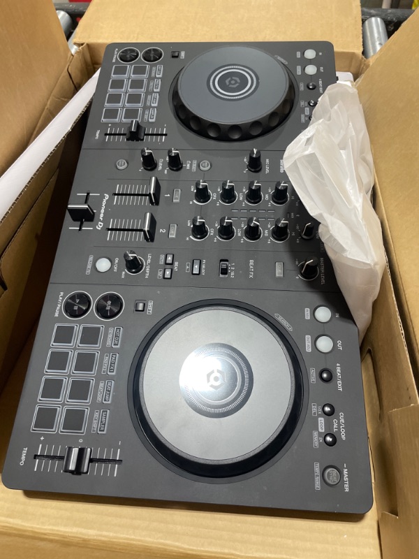 Photo 3 of Pioneer DJ DDJ-FLX4 2-deck Rekordbox and Serato DJ Controller - Graphite