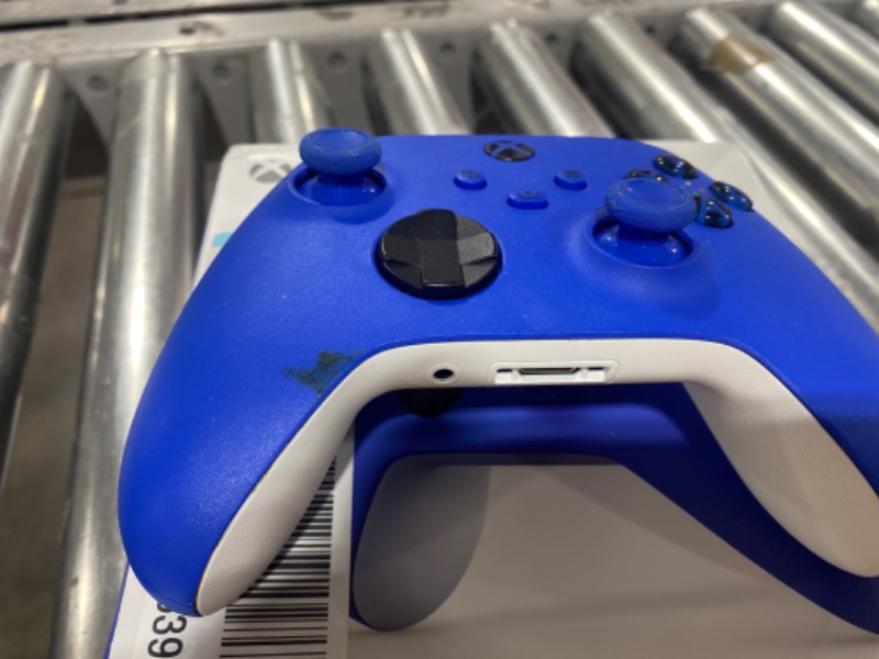 Photo 3 of Xbox Core Wireless Controller – Shock Blue