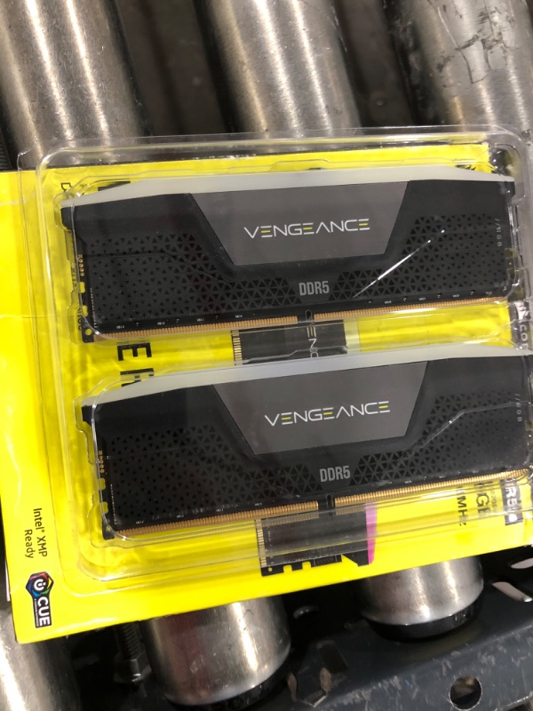 Photo 3 of CORSAIR VENGEANCE RGB DDR5 RAM 64GB (2x32GB) 6000MHz CL40 AMD EXPO iCUE Compatible Computer Memory - Gray (CMH64GX5M2B6000Z40)
